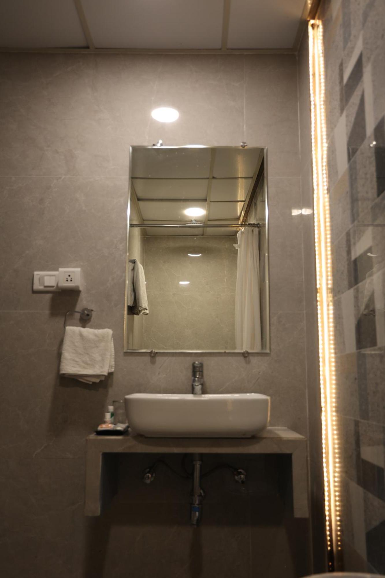 Hotel Pinaka Inn Lakhnaú Exteriér fotografie